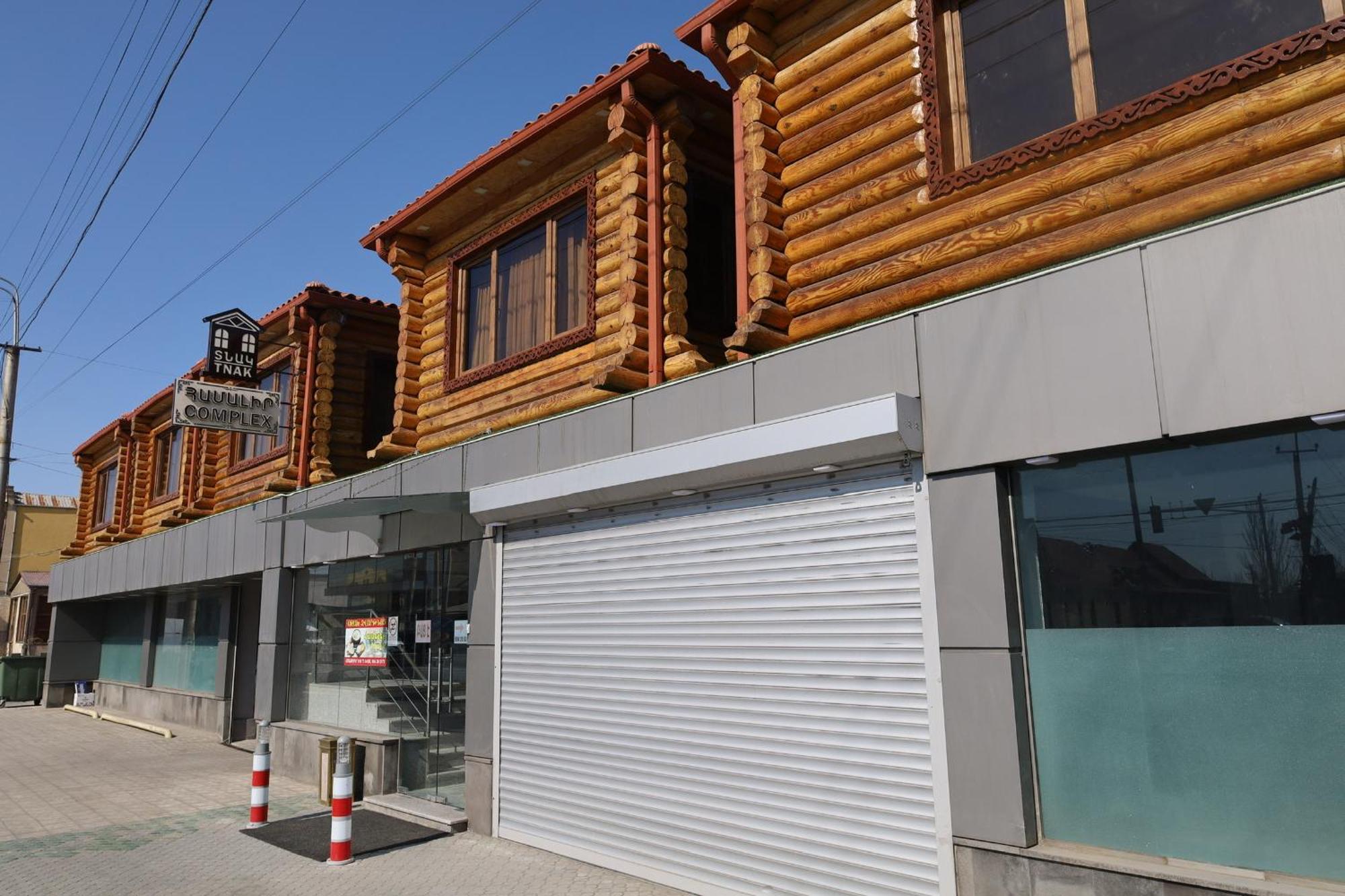 Tnak Hotel Ереван Экстерьер фото